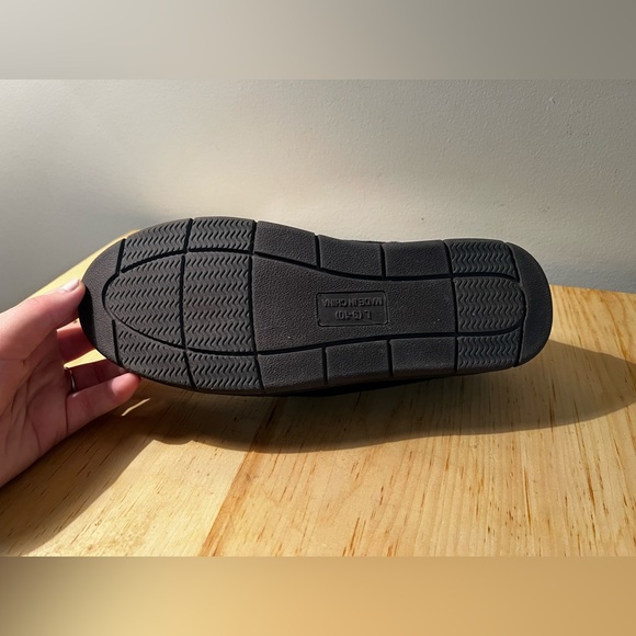 - FOCO Genuine Merchandise Detroit Tigers Slippers - Picture 8 of 10